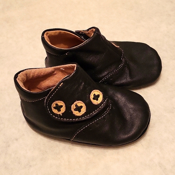 Livie & Luca black leather velcro closure baby shoes - Picture 3 of 7